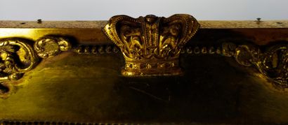 null Grand CADRE en métal doré (non poinçonné) décoré aux quatre écoinçons d'armoiries...