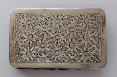 null Silver chased TABATIERE with flowers decoration, the mobile top decorated with...