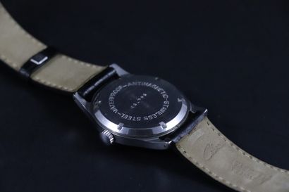 null LIP CIRCA 1970. Ref : 566XXXX. Steel bracelet watch, signed guilt dial, baton...