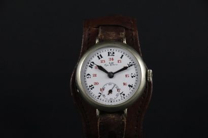 null LIP TYPE MILITAIRE VERS 1920. Montre bracelet en acier, dite de "Poilu", boîtier...