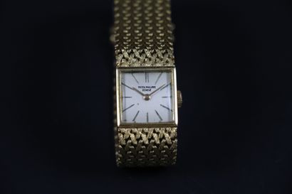 null PATEK PHILIPPE CIRCA 1960. Yellow gold 750/1000 wristwatch, square case, white...