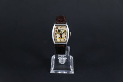 null INGERSOLL. VERS 1940. Montre bracelet en acier, boîtier tonneau, cadran Mickey...