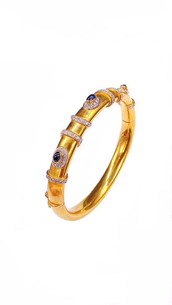 CARTIER 
CARTIER
RING BRACELET

in 18K yellow gold with three sapphire cabochons...