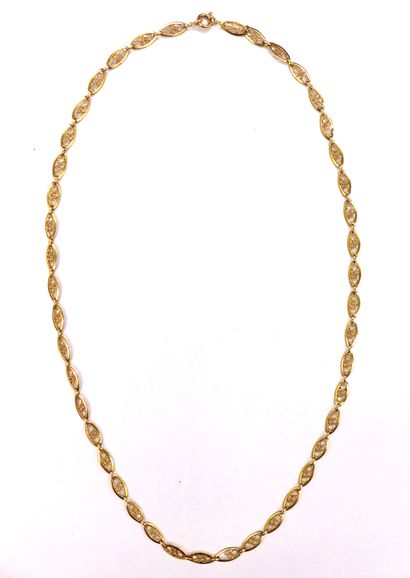 Chain in 18K yellow gold retaining oval filigree...