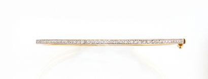 null RING BRACELET in 18K yellow gold adorned with a line of brilliant-cut diamonds....