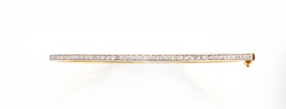 null BRACELET JONC en or jaune 18K orné d'une ligne de diamants taille brillant....