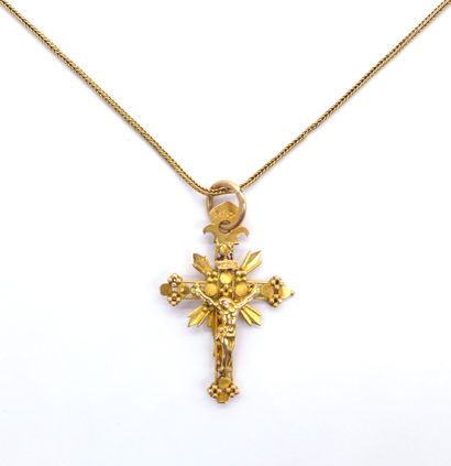 null COLLIER en or jaune 18K retenant une croix biblique réversible, ornée d'un Christ...