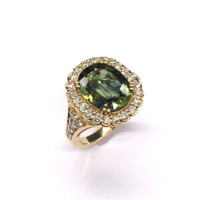 RING in 18K yellow gold holding a 4.07 carat...