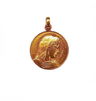  MEDAL in 18K yellow gold with a virgin profile. French work. Diameter : 3 cm. Gross...