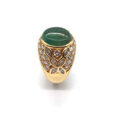 null IMPORTANT RING holding a cabochon emerald in a paving of brilliant-cut and shuttle...