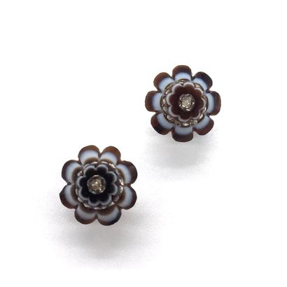 null PAIR OF EARRINGS adorned with an agate flower and brilliant-cut diamonds. Set...