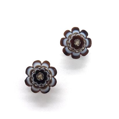 null PAIRE DE BOUCLES D'OREILLES ornée d'une fleur en agate et de diamants taille...