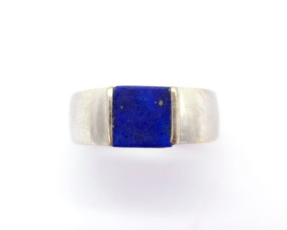 RING in 18K white gold decorated with a lapis...