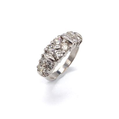 null RING in 18K white gold with two lines of brilliant-cut diamonds. French work....