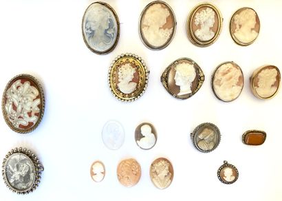  SET OF SPINDLES AND CAMES comprising : - 12 brooches (1 mounted on 9K yellow gold,...