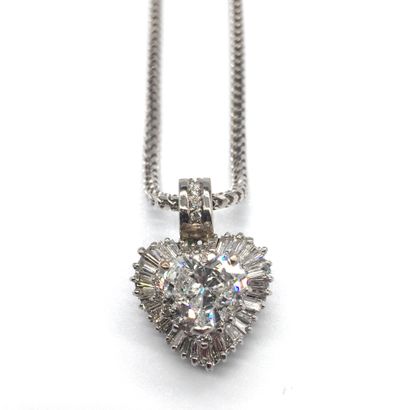  PENDENTIF en or gris 18K présentant un diamant de 2 carats en forme de coeur dans...
