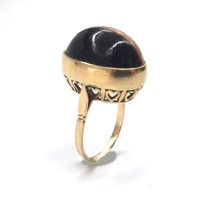 RING with a tiger's eye cabochon. 18K yellow...