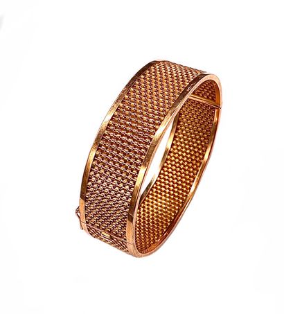 null RING BRACELET in 18K yellow gold decorated with an interlocking stitch. Safety...