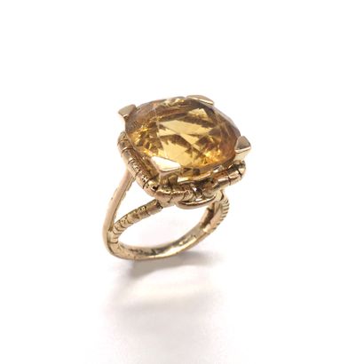 RING in 18K yellow gold with a knot design...