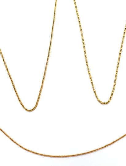 null SET OF FOUR CHAINS in 18K yellow gold. Former long necklace. French work. Length...