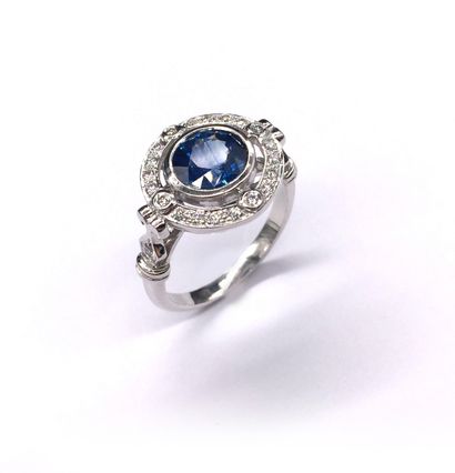 RING in 18K white gold holding a sapphire...