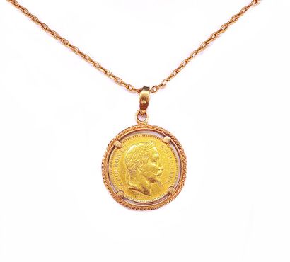null PENDENTIF en or jaune 18K retenant une pièce de monnaie présentant Napoléon...