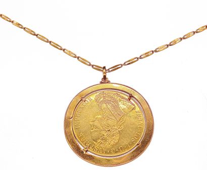 null PENDENTIF en or jaune 18K retenant une pièce en or au profil d'empereur. Accompagné...