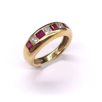 RING RING in 18K yellow gold retaining a...