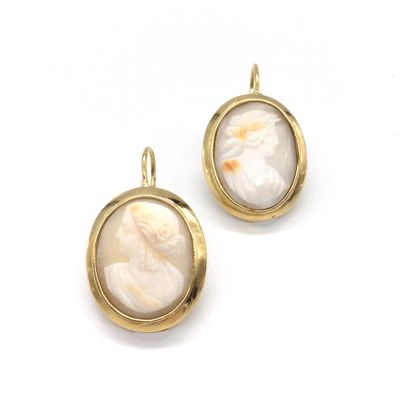 null Pair of EARRINGS holding cameos depicting women in profile on agate. Set in...