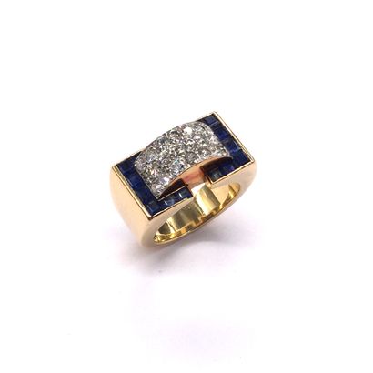 null VAN CLEEF & ARPELS RING holding an entourage of calibrated sapphires, with a...