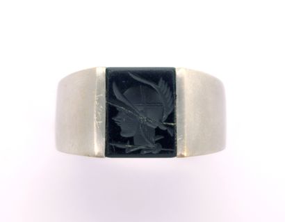 null BAGUE en or gris 18K ornée d'un onyx gravé affichant le profil d'un soldat portant...