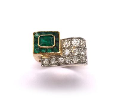 null RING ANNEES 1940 decorated with a paving of old cut diamonds on a wave pattern....