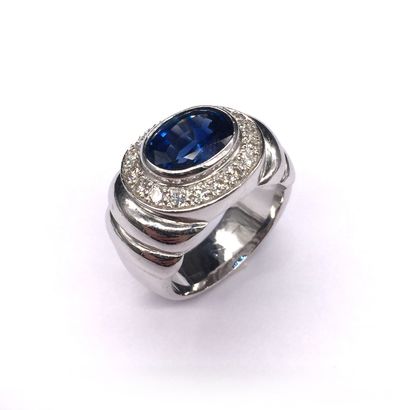 null RING in 18K white gold adorned with a sapphire of approximately 3.50 carats...