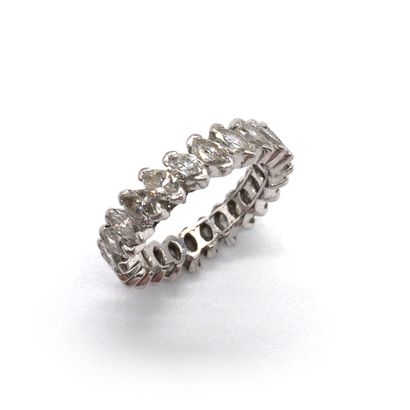 null ALLIANCE adorned with a succession of twenty-four shuttle diamonds. Set in platinum....