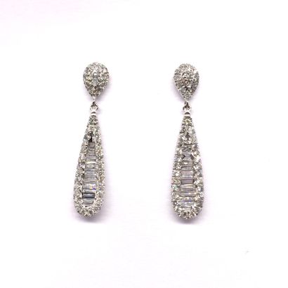 null PAIR OF EARRINGS adorned with a pear-shaped clasp holding a taste composed of...