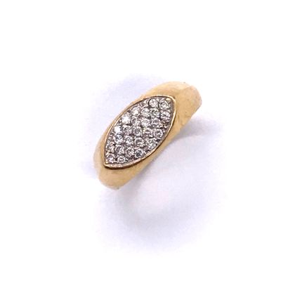 null RING in 18K yellow gold holding a shuttle-shaped tray decorated with a pavé...