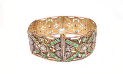 null BRACELET in 18K pink gold with rectangular links adorned with emeralds and rose-cut...