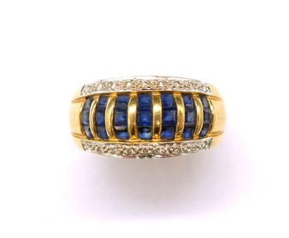 RING in 18K yellow gold holding seven lines...