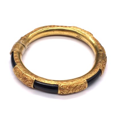 null BRACELET in chased 18K yellow gold alternating with onyx cabochon. Repair at...