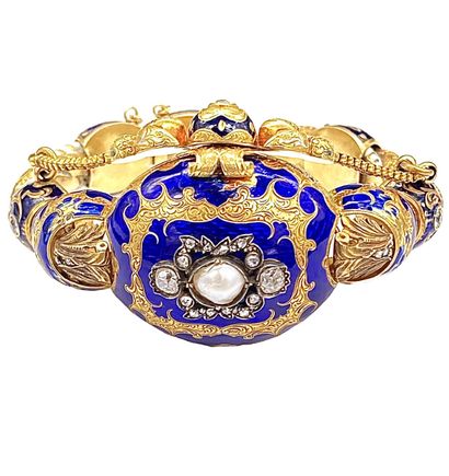 null BRACELET in 14K yellow gold with blue and white enamel. Chiseled frame adorned...
