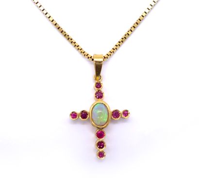 null PENDENTIF en or jaune 18K représentant une croix ornée d'une opale en cabochon...