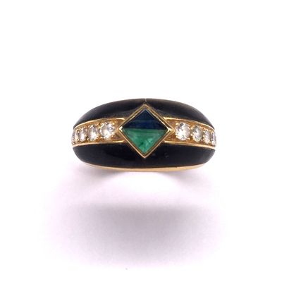 null RING in 18K yellow gold adorned with an agate cabochon holding a line of brilliant-cut...