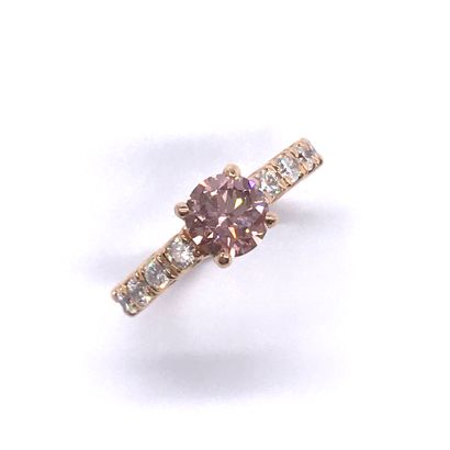  BAGUE DIAMANT ROSE retenant un diamant de 1.59 carat rose-pourpre orné de diamants...