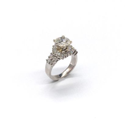 null SOLITAR RING in 18K white gold holding a central diamond of 1.72 carats in a...
