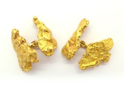 null 
PAIRE DE BOUTONS DE MANCHETTES

en or jaune 18K, retenant quatre pépites d'or....