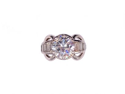 null 
RING 

in 18K white gold holding a 
brilliant-cut diamond of approximately...