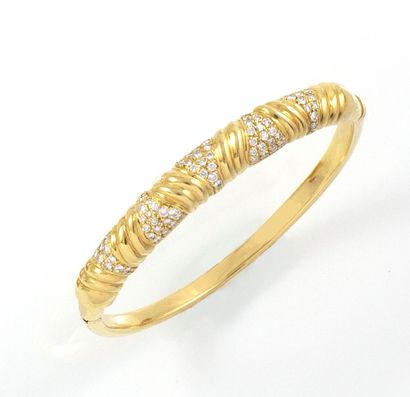 null RING BRACELET in 18K yellow gold with alternating gadroons and triangles adorned...
