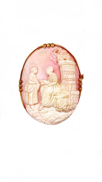 null Spindle holding a cameo on shell presenting a scene of women. Set in 18K yellow...