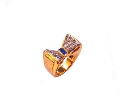 null ANNEES 1940 RING in 18K yellow gold and platinum with a knot motif decorated...