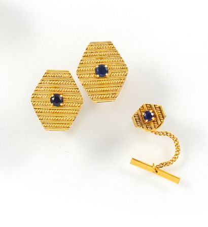 null Pair of 9K yellow gold cufflinks with a hexagonal shape holding a sapphire in...
